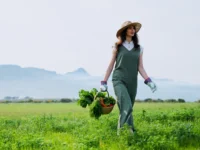 ženska na kmetiji pri delu na polju lokalno kmetijstvo Slovenija