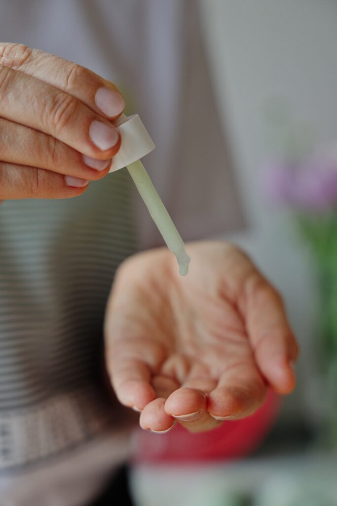 serum za pomiritev občutljive kože in rdečice erborian centella red