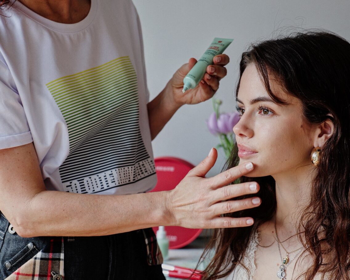 Dobra kozmetika za pomirjanje rdečice: kaj res deluje pri občutljivi koži in rozacei