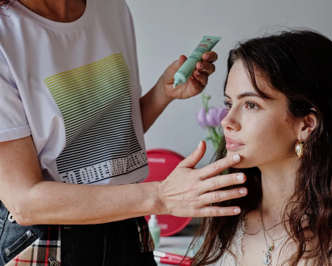 Dobra kozmetika za pomirjanje rdečice: kaj res deluje pri občutljivi koži in rozacei