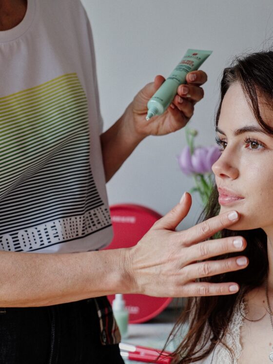 Dobra kozmetika za pomirjanje rdečice: kaj res deluje pri občutljivi koži in rozacei