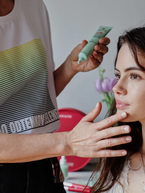 Dobra kozmetika za pomirjanje rdečice: kaj res deluje pri občutljivi koži in rozacei