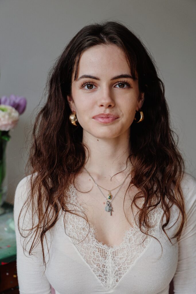 dekle brez rdečice po uporabi kozmetike 