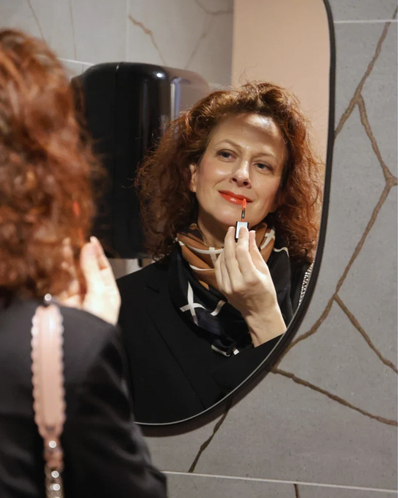 nika veger stajling second hand rdeča šminka