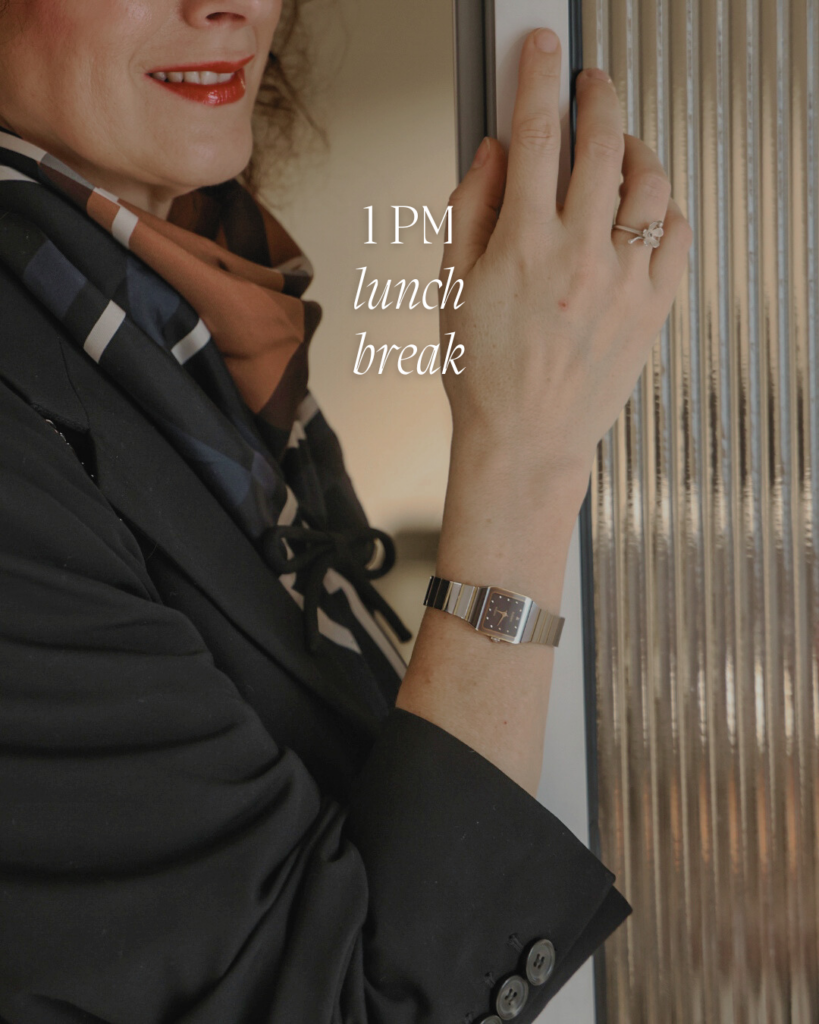 Nežno rabljena second hand ura rado iz butika 2nd chance.