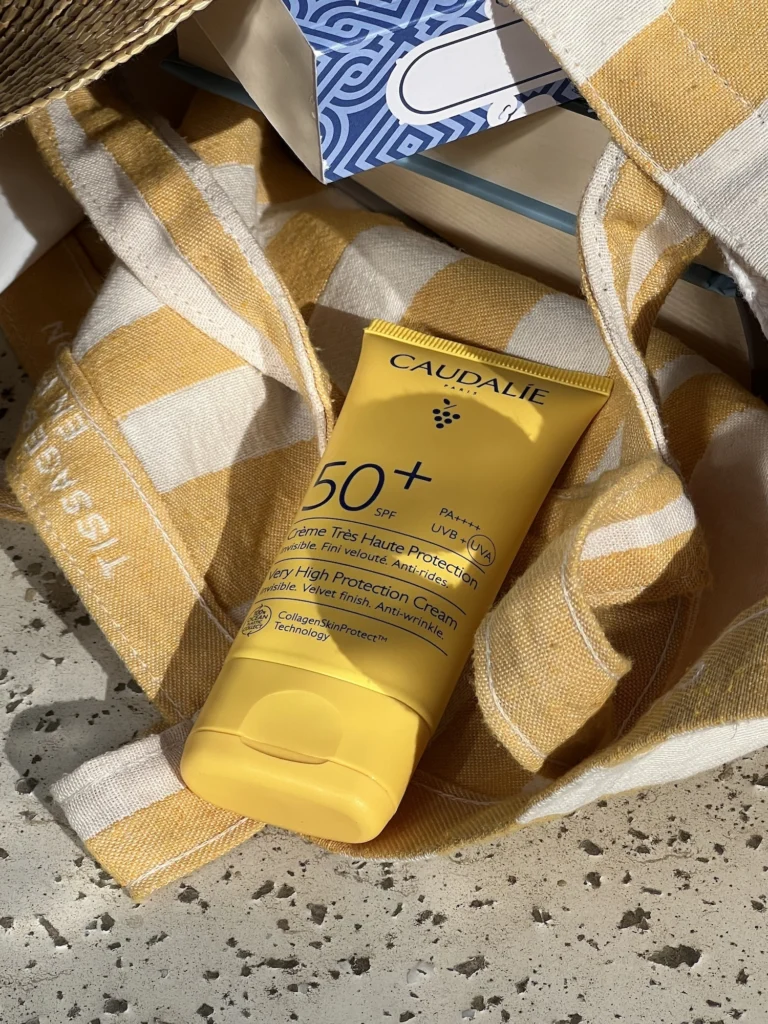 Caudalie Vinosun Anti-Age krema SPF50 v torbi za na plažo