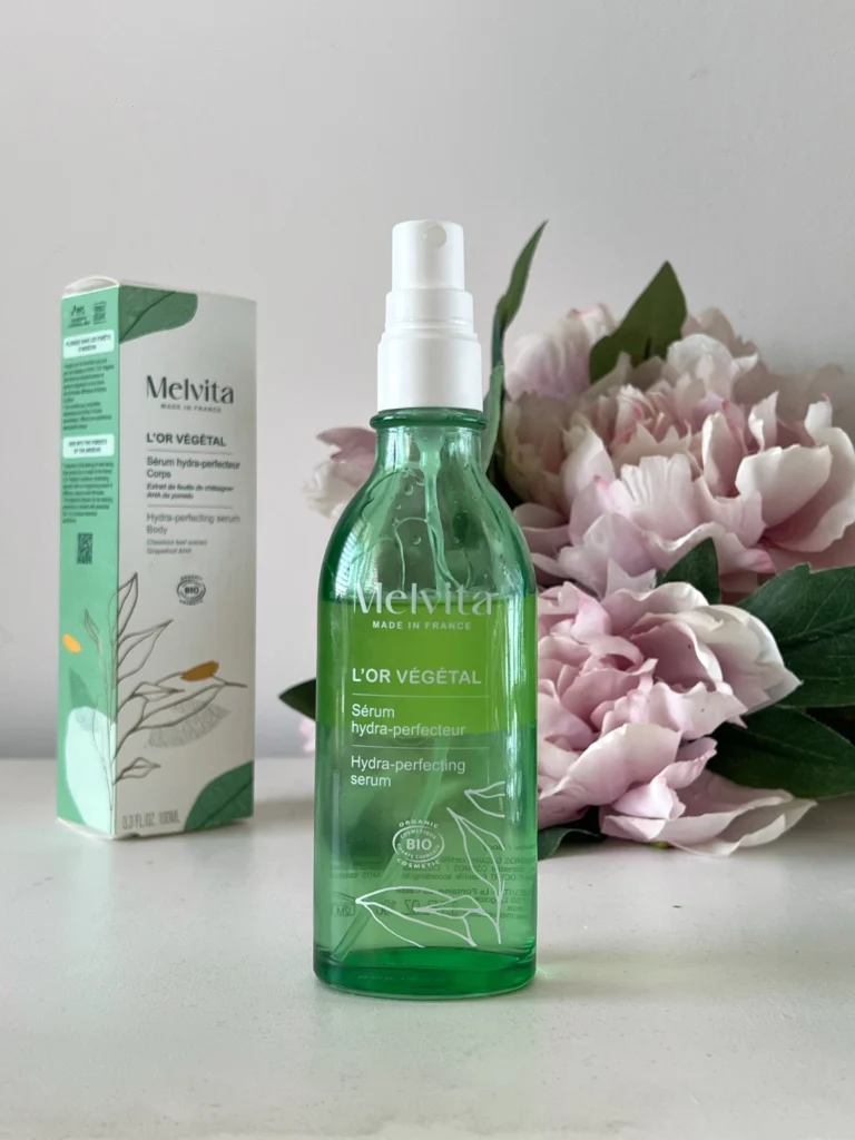Melvita L’Or Végétal vlažilni serum za telo za gladko in navlaženo kožo.