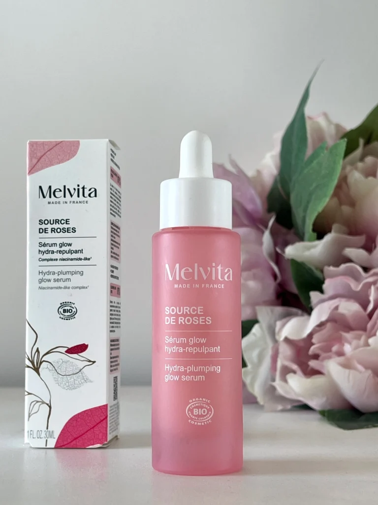 Melvita Source de Roses serum za vlaženje in sijočo kožo obraza.