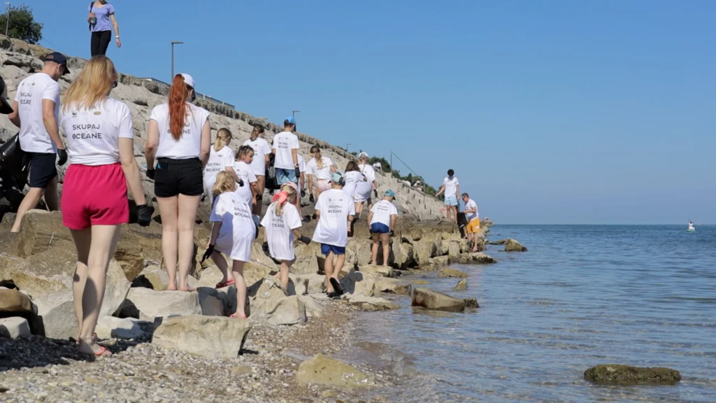 Otroci na čistilni akciji Skupaj za našo obalo ob svetovnem dnevu oceanov