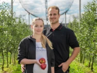 Anja in Jaka Kastelic na eko kmetiji v sadovnjaku