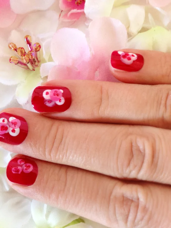 Kako … ustvariti enostavno manikiro s češnjevimi cvetovi